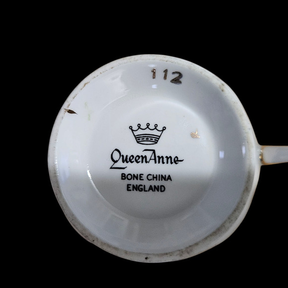 Queen Anne Bone China Teacup Red White Roses Gold Trim England - Picture 7 of 7